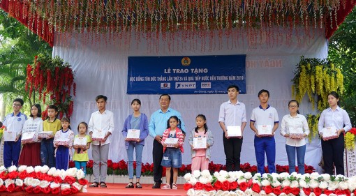 Trao học bổng Tôn Đức Thắng và tặng quà “Tiếp bước đến trường” cho con đoàn viên, người lao động có hoàn cảnh khó khăn