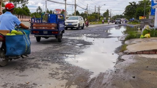 Vĩnh Long: Nhiều "ổ voi" xuất hiện trên QL53