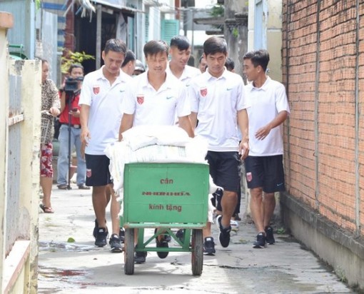 CLB Long An làm công tác xã hội