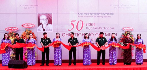 Khai mạc triển lãm “Hồ Chủ tịch sống mãi trong sự nghiệp của chúng ta”