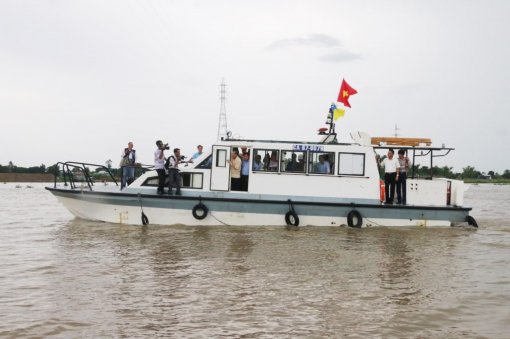 Bộ trưởng Bộ Kế hoạch và Đầu tư Nguyễn Chí Dũng khảo sát hiện trường đoạn sạt lở trên tuyến QL.91