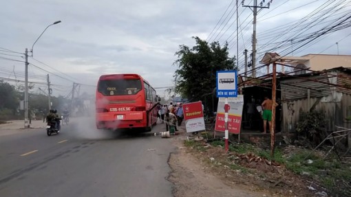 Long An: Xe đang chạy bốc cháy, nhiều hành khách hoảng loạn