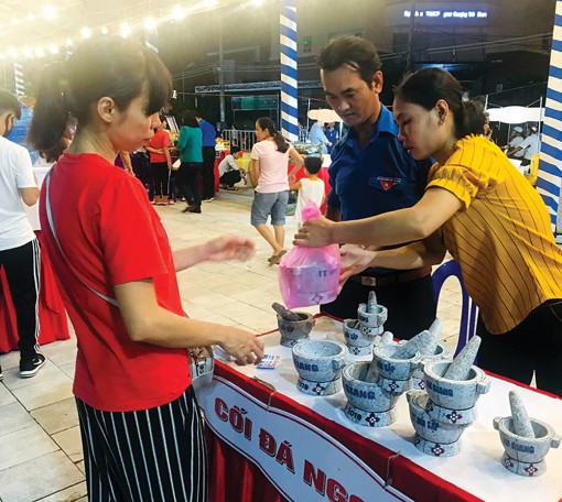 Tham quan gian hàng sáng tạo khởi nghiệp