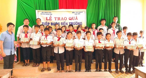 Hội Nông dân cùng “Tiếp bước đến trường”