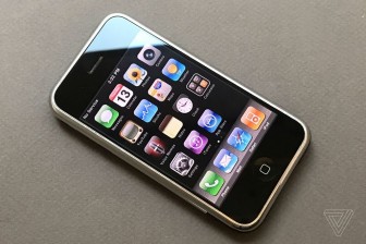 iPhone: Từ chỗ được thổi phồng là “điện thoại của Chúa trời” tới nguy cơ có thể bị “ruồng bỏ”
