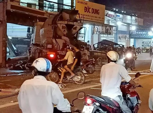 Long An: Tông trực diện vào ôtô làm 2 người tử vong, tài xế xe bồn rời khỏi hiện trường