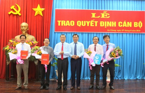 Trao quyết định cán bộ thuộc diện Ban Thường vụ Tỉnh ủy quản lý