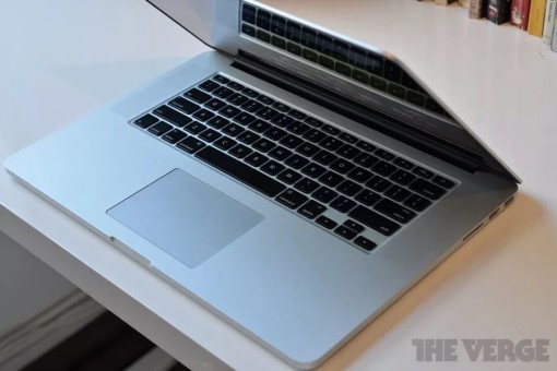 Nhiều hãng hàng không cấm tiệt MacBook Pro