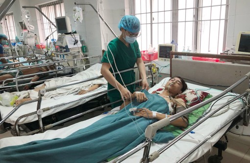 Rút cây sắt đâm xuyên phổi thanh niên ở miền Tây