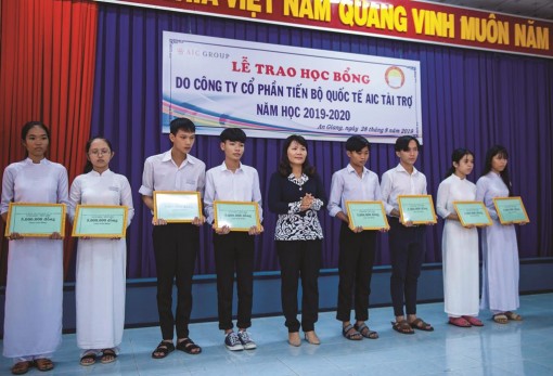 Trao học bổng và quà “Tiếp bước đến trường” cho con công nhân, học sinh vượt khó hiếu học