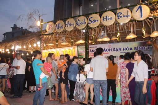Hấp dẫn “CHỢ PHIÊN ẨM THỰC ĐƯỜNG PHỐ” tại TP. Long Xuyên