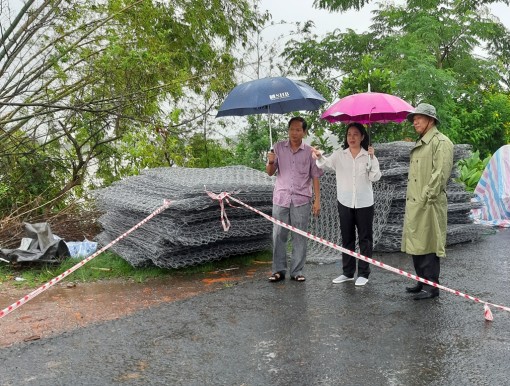 Bí thư Tỉnh ủy Võ Thị Ánh Xuân khảo sát sạt lở trên tuyến Quốc lộ 91