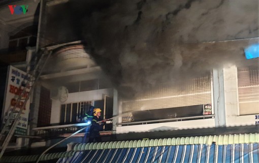 Cháy khu vực chợ đầu mối Cà Mau, người dân nhảy lầu thoát thân