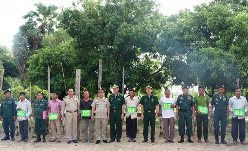 Trao “sinh kế” cho hộ nghèo tỉnh Tà Keo