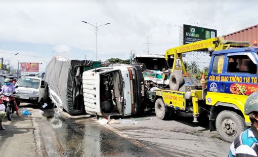 Tông xe liên hoàn, QL1A ùn ứ kéo dài