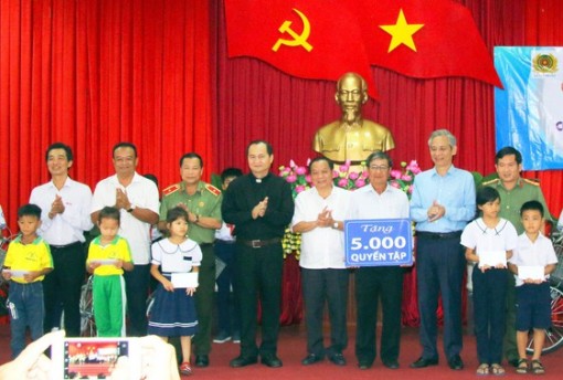 Cần Thơ trao 100 suất học bổng cho học sinh nghèo