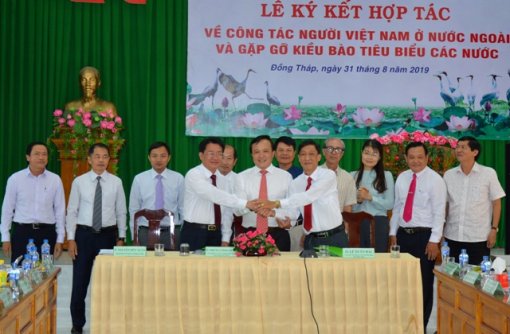 Đồng Tháp: Ký kết hợp tác về công tác người Việt Nam ở nước ngoài