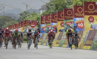Giải xe đạp quốc tế VTV Cúp: Ép xe phạm luật, tay đua Hàn Quốc mất áo vàng lẫn áo xanh