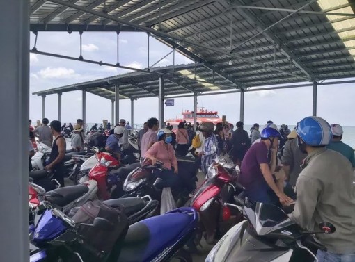 Ảnh hưởng mưa bão, tàu cao tốc ở Phú Quốc tiếp tục tạm ngưng hoạt động