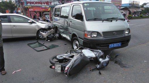 Tiền Giang: Tai nạn Quốc lộ 60, xe biển xanh móp méo