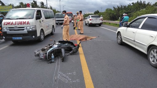 Bến Tre: Người đàn ông đi xe máy bị ô tô cán tử vong trên QL60