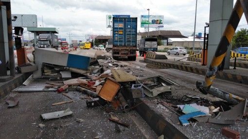 Xe đầu kéo tông sập cabin thu phí cao tốc TP.HCM - Trung Lương