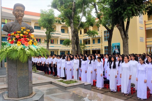 Trường THPT chuyên Thủ Khoa Nghĩa khai giảng năm học mới
