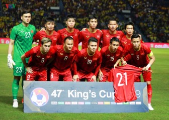 ĐT Việt Nam mặc trang phục đỏ trong trận đấu với ĐT Thái Lan