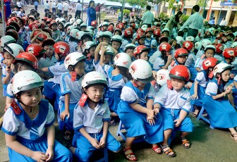 Lễ phát động trao tặng mũ bảo hiểm cho học sinh lớp 1