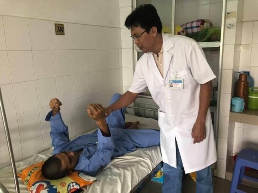 75 giờ căng thẳng cứu sống bệnh nhân bị tai nạn giao thông lộ xương sọ