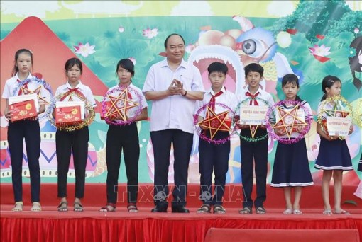 Thủ tướng Nguyễn Xuân Phúc tặng quà Tết Trung thu cho thiếu nhi Quảng Nam