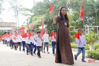 Hơn 260 trường học ở các vùng lũ Hà Tĩnh tổ chức lễ khai giảng muộn