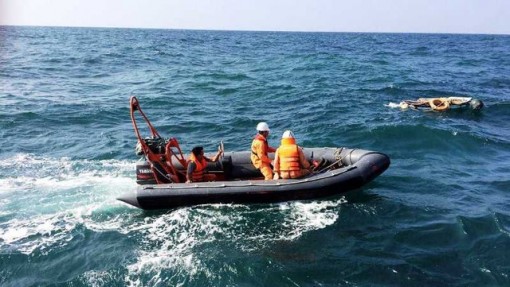 Cứu sống 2 thuyền viên bị suy kiệt, trôi dạt trên vùng biển Bến Tre