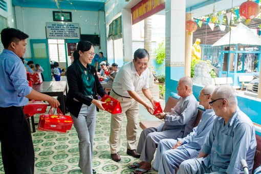 Trao quà trung thu cho trẻ em và người già có hoàn cảnh đặc biệt