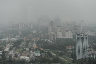Cháy rừng dữ dội, người dân Indonesia cầu mưa trong khói mù