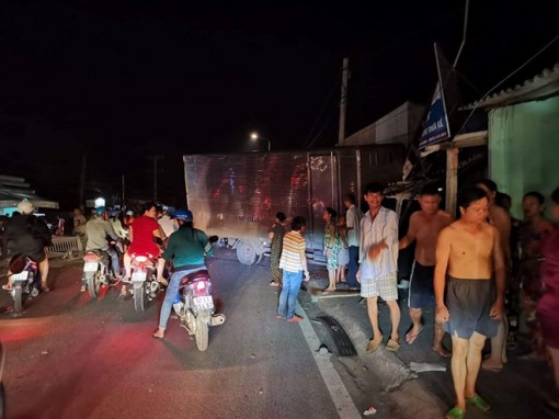 Tai nạn ở Long An: Xe tải nổ vỏ, tông 2 xe máy, lao vào nhà dân