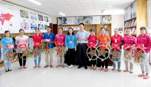 Tặng quà Tết Trung thu cho con công nhân, người lao động