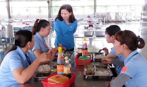 Quan tâm chất lượng bữa ăn ca cho người lao động