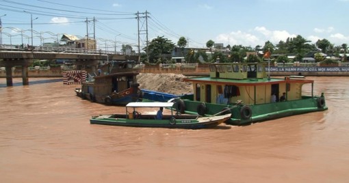 Giải cứu sà lan chở gần 500 tấn cát mắc kẹt tại cầu Hồng Ngự 1