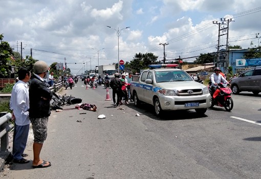 Tai nạn giữa xe ô tô khách và 2 xe máy trên QL1A