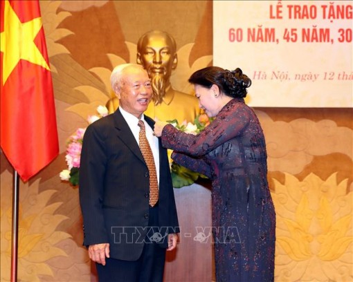 Chủ tịch Quốc hội dự lễ trao tặng Huy hiệu 60 năm, 45 năm, 30 năm tuổi Đảng