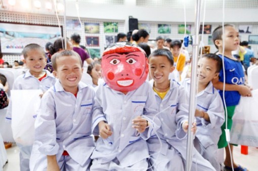 Mang Trung thu yêu thương đến với bệnh nhi
