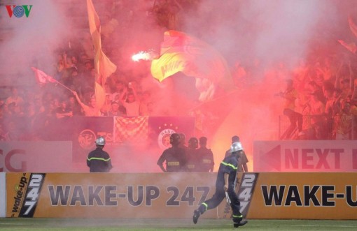 Hà Nội FC bị phạt 85 triệu đồng, treo sân 2 trận vì pháo sáng