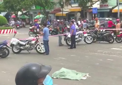 Rùng mình thi thể thai nhi rớt xuống đường, xe máy cán qua