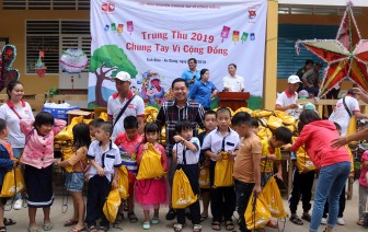 Mang trung thu đến với học sinh núi Cấm