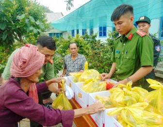 Khám bệnh, cấp thuốc miễn phí và tặng quà cho 400 người nghèo xã Phú An