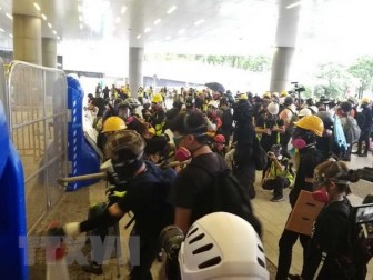 Cảnh sát Hong Kong bắn đạn hơi cay giải tán biểu tình gần trụ sở PLA