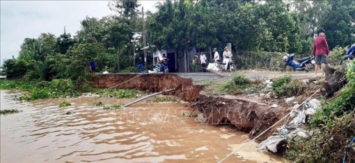 Sông Hậu sạt lở, 'ngoạm' 1/2 mặt đường với chiều dài khoảng 10m