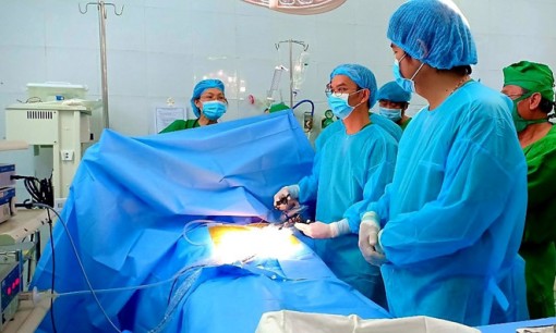 Đoàn bác sĩ TP.HCM khẩn cấp đi An Giang cứu sống một bé sơ sinh