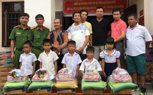 Công an Trà Vinh tặng quà học sinh nghèo hiếu học